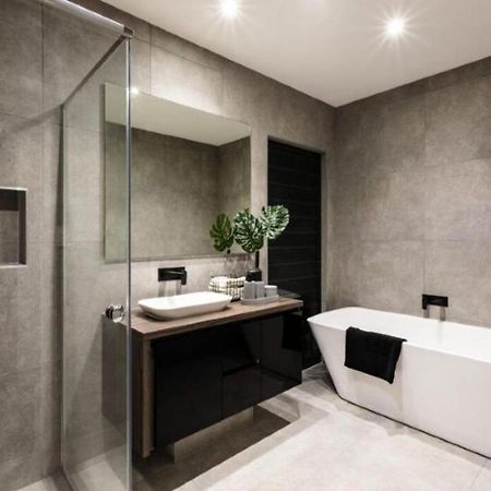 Hotel Luxe Manor Near Delhi Airport ニューデリー エクステリア 写真