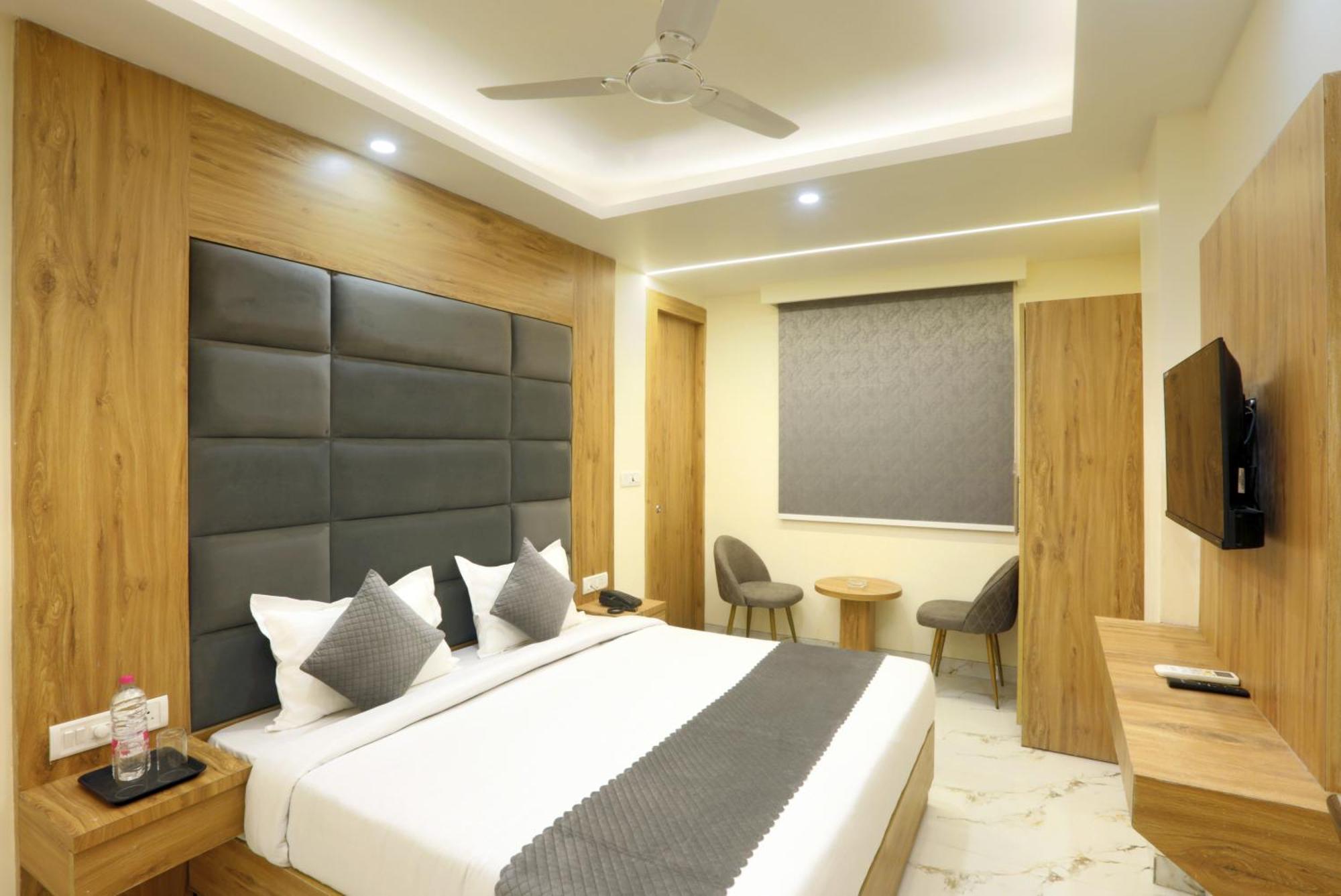 Hotel Luxe Manor Near Delhi Airport ニューデリー エクステリア 写真
